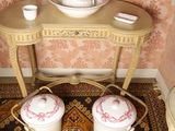 une petite table sur laquelle se trouve un bol, à côté d'une table sur laquelle se trouve un bol