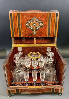 une vieille boîte en bois contenant tout un tas de verres