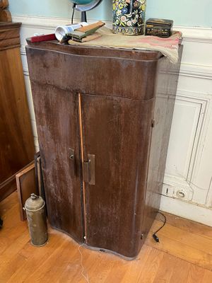 une armoire en bois surmontée d'une lampe