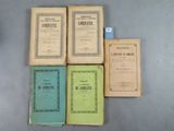 quatre livres sont empilés sur une table
