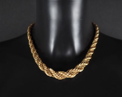 un collier de corde en or sur un mannequin mannequin mannequin mannequin mannequin mannequin mannequin mannequin mannequin mannequin