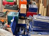 une pièce remplie de différents types d'outils