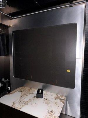 une photo d'une salle de bains avec un lavabo et un miroir