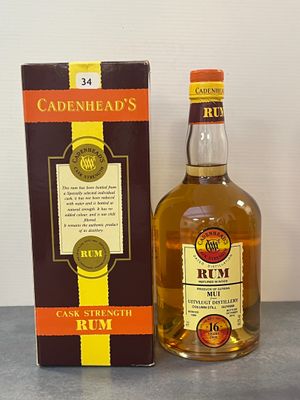 une bouteille de rhum posée à côté d'une boîte sur une table