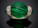 une bague en émeraude et diamant, par van cleef