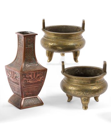 trois pots en bronze et un vase sur fond blanc