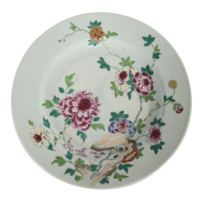 une assiette ornée de fleurs et d'oiseaux sur fond blanc