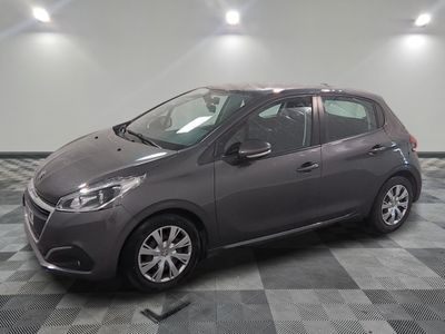 la photo d'une voiture grise garée dans un garage