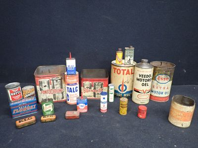 de nombreux pots de peinture de différents types posés sur la table