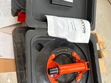 une boîte noire avec un robinet rouge et une boîte noire avec un robinet rouge