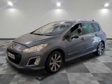 la voiture grise est garée dans le garage sur un sol en damier