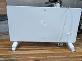 un radiateur blanc posé sur une table en bois