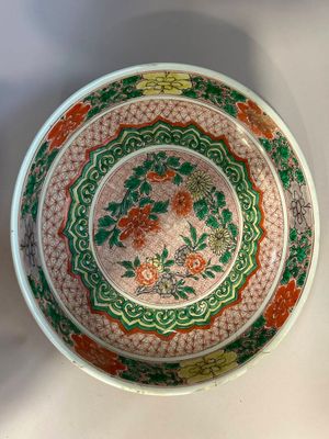 une image représentant un bol orné d'un motif floral