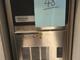 un réfrigérateur sur lequel est accrochée une affiche, dans une cuisine