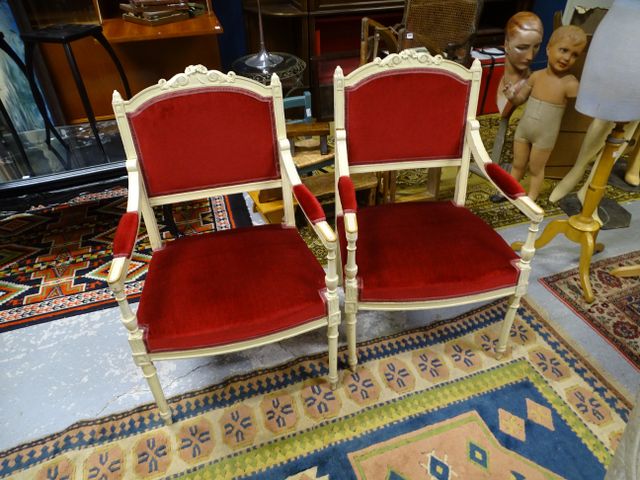 Paire de fauteuils à la reine de style Louis XVI laqués crème, as...