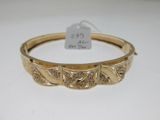 Gros plan sur un bracelet en or orné de diamants