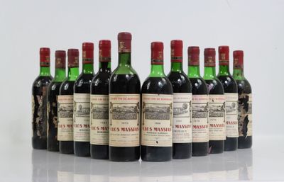 six bouteilles de vin sont alignées sur une table