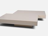 une table basse blanche avec un plateau carré sur fond blanc