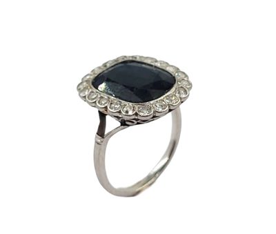 Gros plan sur une bague ornée d'une pierre noire