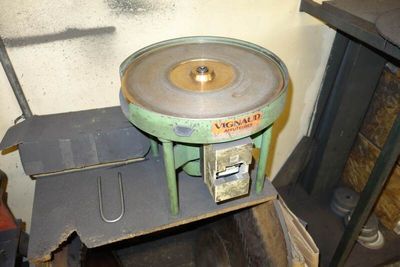 a machine that is sitting on a table in a room