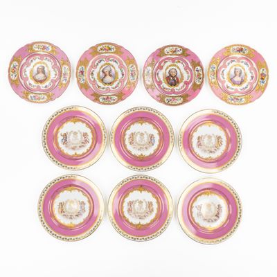 six assiettes roses et blanches, ornées de bordures dorées sur un fond blanc
