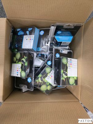 un carton rempli d'ordinateurs de toutes sortes et d'autres objets