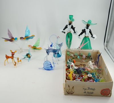 une boîte remplie de petites figurines posée sur une table