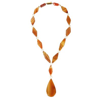 gros plan d'un collier sur fond blanc