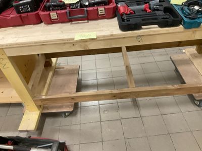 un établi sur lequel sont posés des outils, dans un magasin