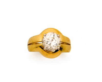une image d'une bague en or avec un diamant au centre
