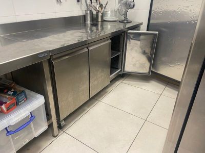 une cuisine en acier inoxydable équipée d'un réfrigérateur et d'un congélateur