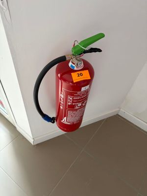 un extincteur fixé au mur d'une cuisine