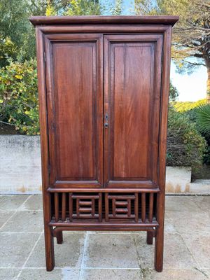 CHINE XXe, Cabinet en cerisier à deux portes - Photo 1
