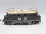 un petit train posé sur une surface blanche