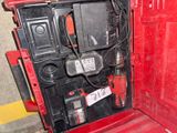 une boîte à outils rouge contenant de nombreux outils
