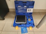 une boîte à outils bleue contenant un téléphone portable