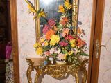 un vase de fleurs posé sur une table devant un miroir