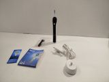 une image représentant une brosse à dents, un tube de dentifrice et d'autres objets posés sur une table