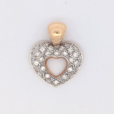 un gros plan d'un pendentif en forme de cœur en diamant sur fond blanc