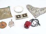 de nombreux objets posés sur une surface blanche
