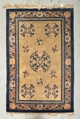 un gros plan d'un tapis accroché au mur