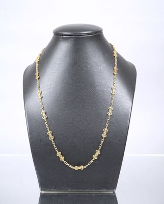 gros plan d'un collier sur un mannequin sur fond blanc