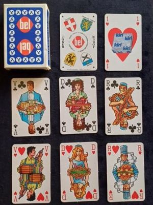 plusieurs cartes à jouer et un paquet de cartes à jouer posés sur une table