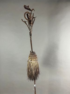 un balai muni d'un long manche fixé à un bâton