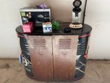 une petite table sur laquelle est posé un micro-ondes