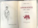 un livre ouvert sur lequel figure le dessin d'une femme