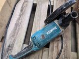 une photo d'une ponceuse filaire posée sur une palette en bois