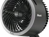 un gros plan d'un ventilateur noir et argenté posé sur un pied