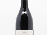la bouteille de vin est posée sur une surface blanche