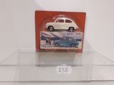 une petite voiture miniature exposée sur une étagère en verre